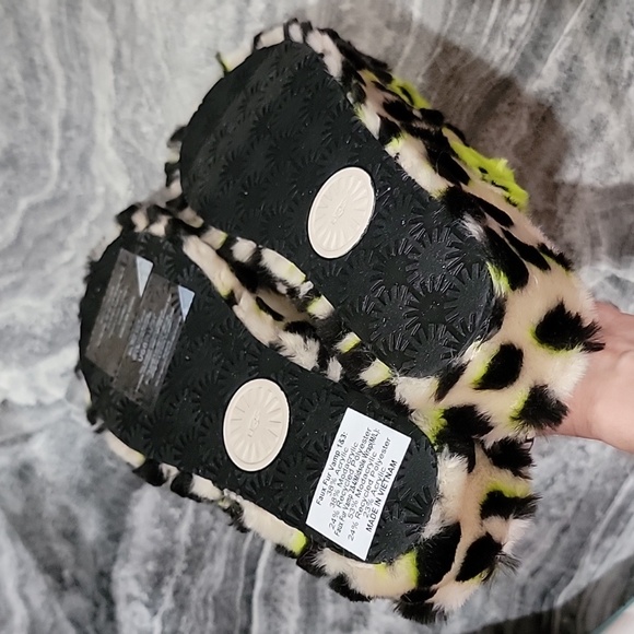 NWT Women's Size 8 UGG Fuzzy Slides - Picture 3 of 7